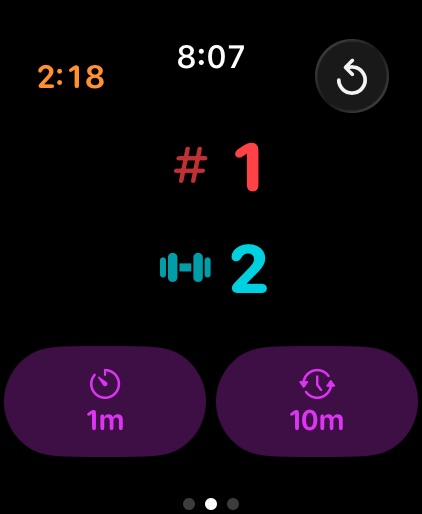 Apple Watch large counters distinguished by symbols instead of color: a hashtag for the set count and a dumbbell for the exercise count